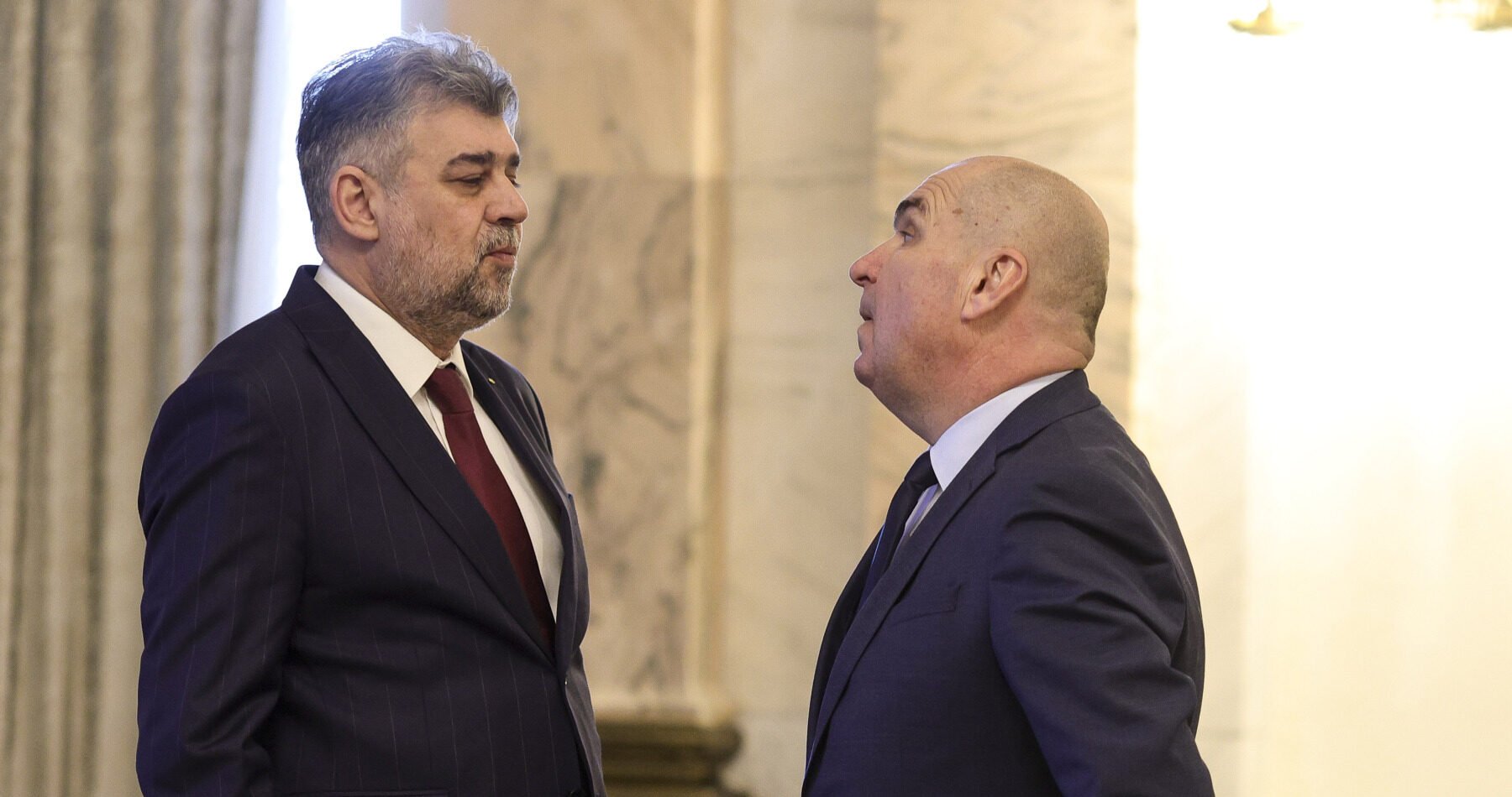 Marcel Ciolacu îl acuză pe Ilie Bolojan pentru recesiunea tehnică a României, într-un atac dur la Antena 3 Liderul Partidului Social Democrat (PSD), Marcel Ciolacu, a ieșit duminică seara în spațiul public cu acuzații dure la adresa liderului liberalilor, Ilie Bolojan, motivând criza economică cu influențe politice