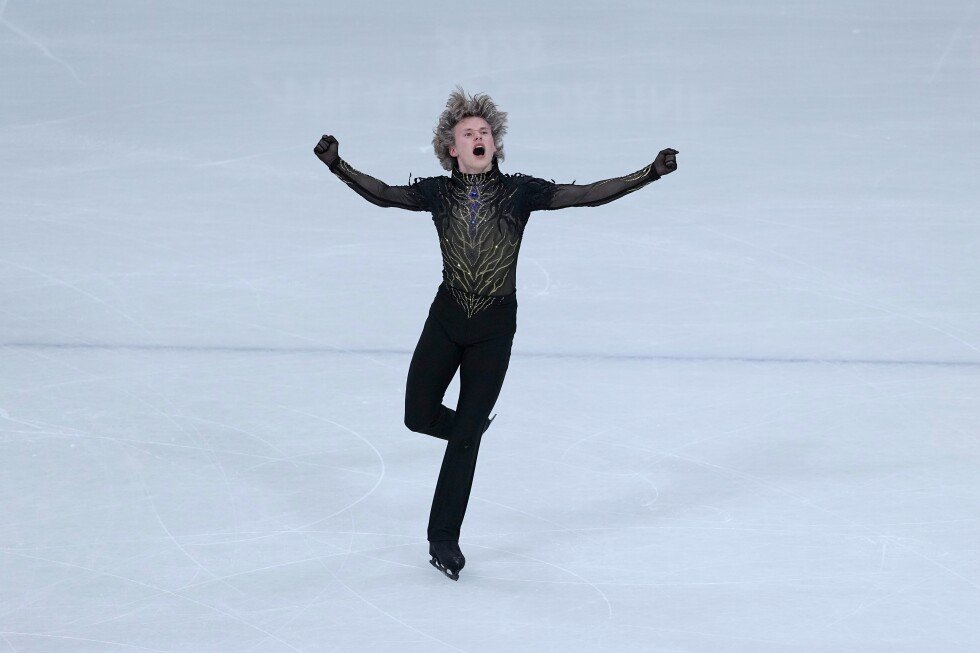 Ilia Malinin aduce aurul olimpic pentru SUA la Milano-Cortina 2026 Într-o seară plină de intensitate la jocurile olimpice de iarnă de la Milano-Cortina, Ilia Malinin a demonstrat din nou de ce este supranumit „Dumnezeul Quad-urilor”