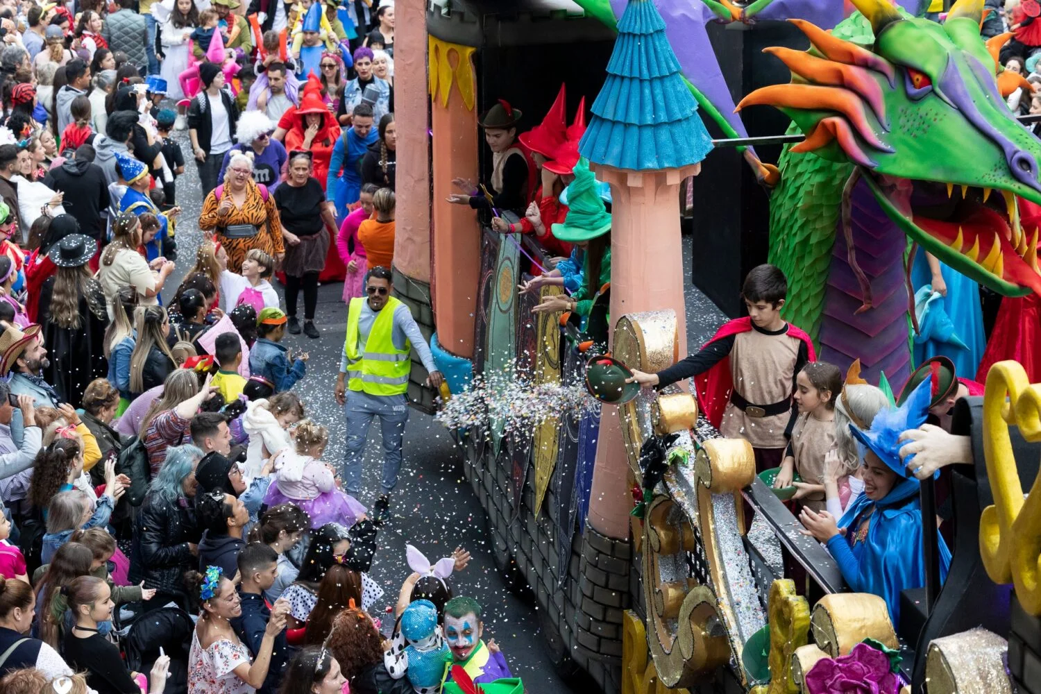 Carnavalul de “Las Vegas”: Cabalgata Infantil aduce zâmbete și restricții în oraș Cabalgata Infantil a Carnavalului de “Las Vegas” va avea loc marți, 17 februarie, începând cu ora 12:00, în Las Palmas de Gran Canaria