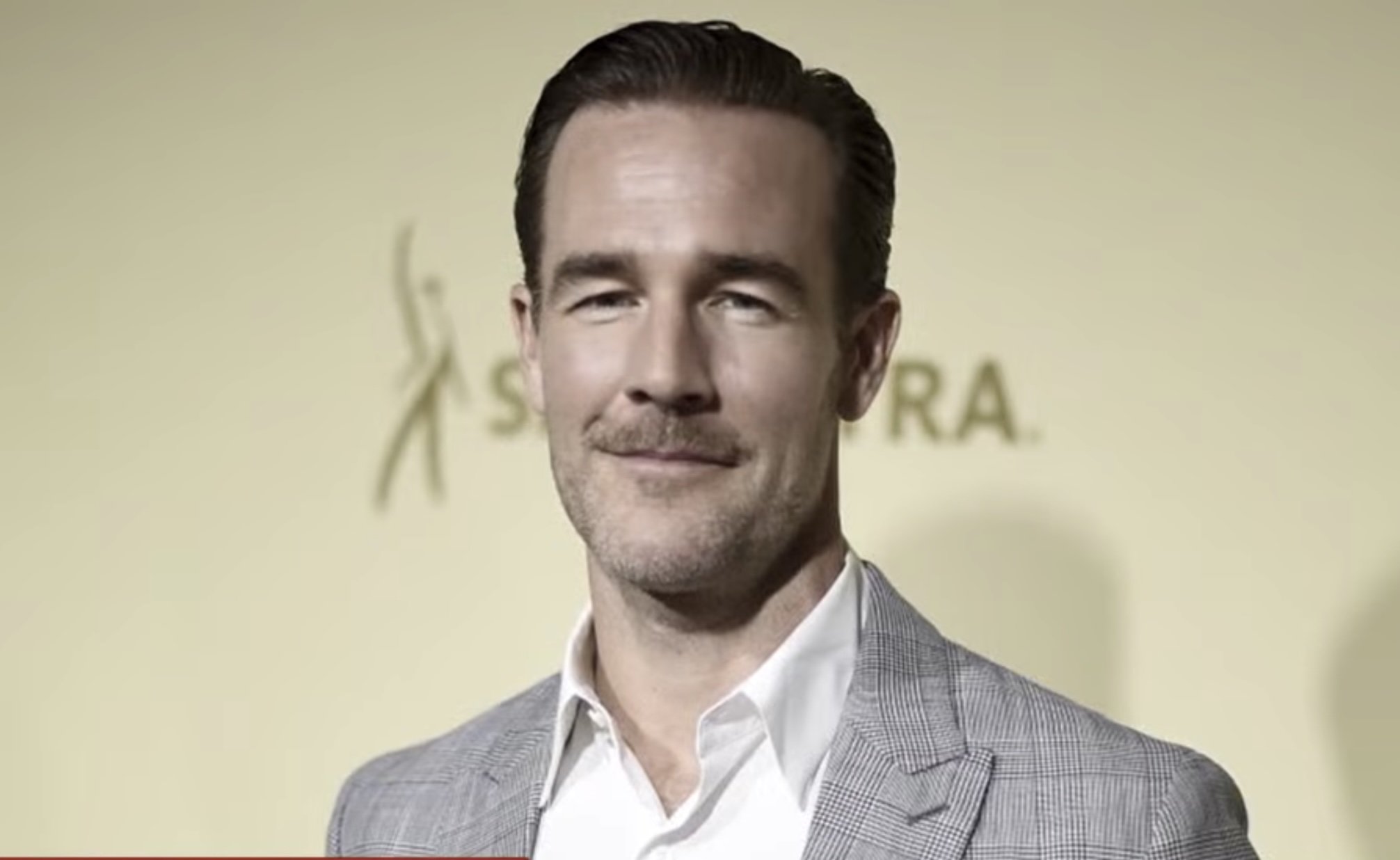 Actorul american James Van Der Beek, cunoscut în special pentru rolul iconic din serialul de succes „Dawson’s Creek”, a murit marți la vârsta de 48 de ani, după o luptă crâncenă cu cancerul de colon