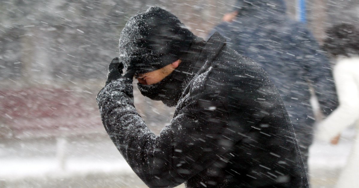 Meteorologii au emis coduri galbene de vânt și ninsori viscolite pentru mai multe județe din România, avertizând că vremea se va răci accentuat în următoarele zile