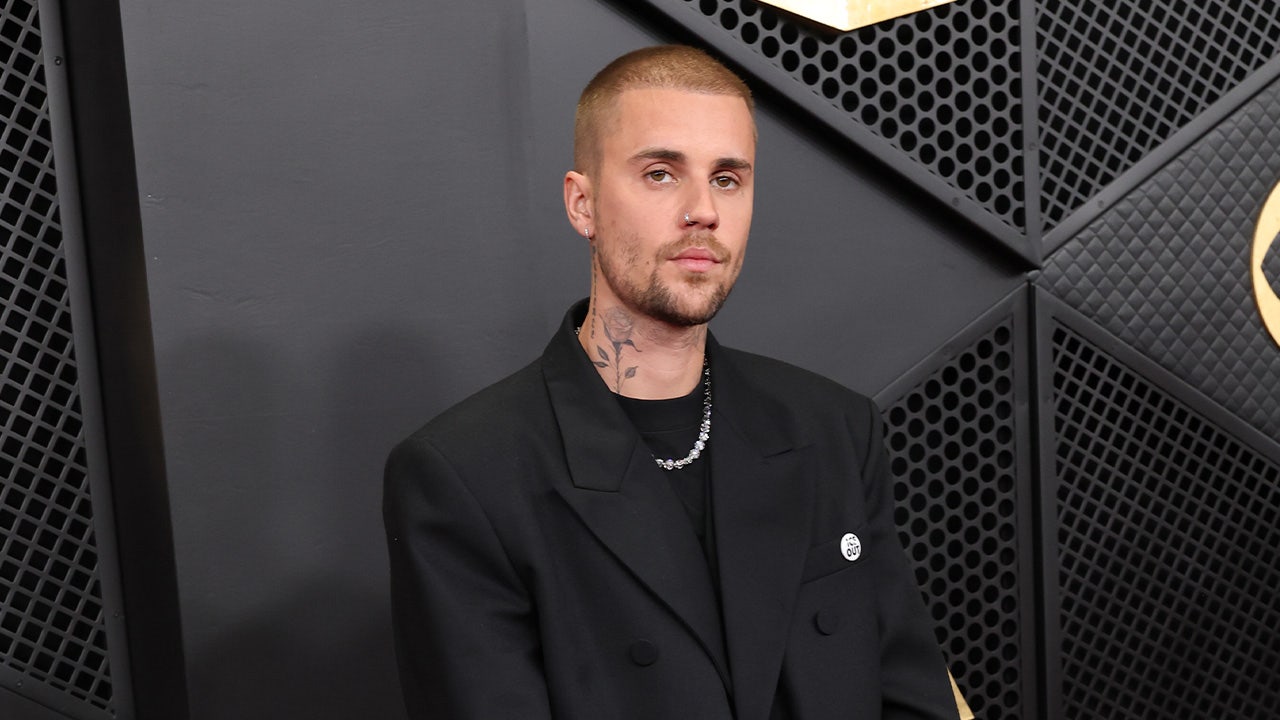Justin Bieber, moment controversat la Grammy: Spectacol în lenjerie intimă și mesaje politice În cadrul celei de-a 68-a ediții a Grammy Awards, Justin Bieber a stârnit controverse și aplauze în egala măsură, performând în fața unui public entuziast îmbrăcat doar în lenjerie intimă