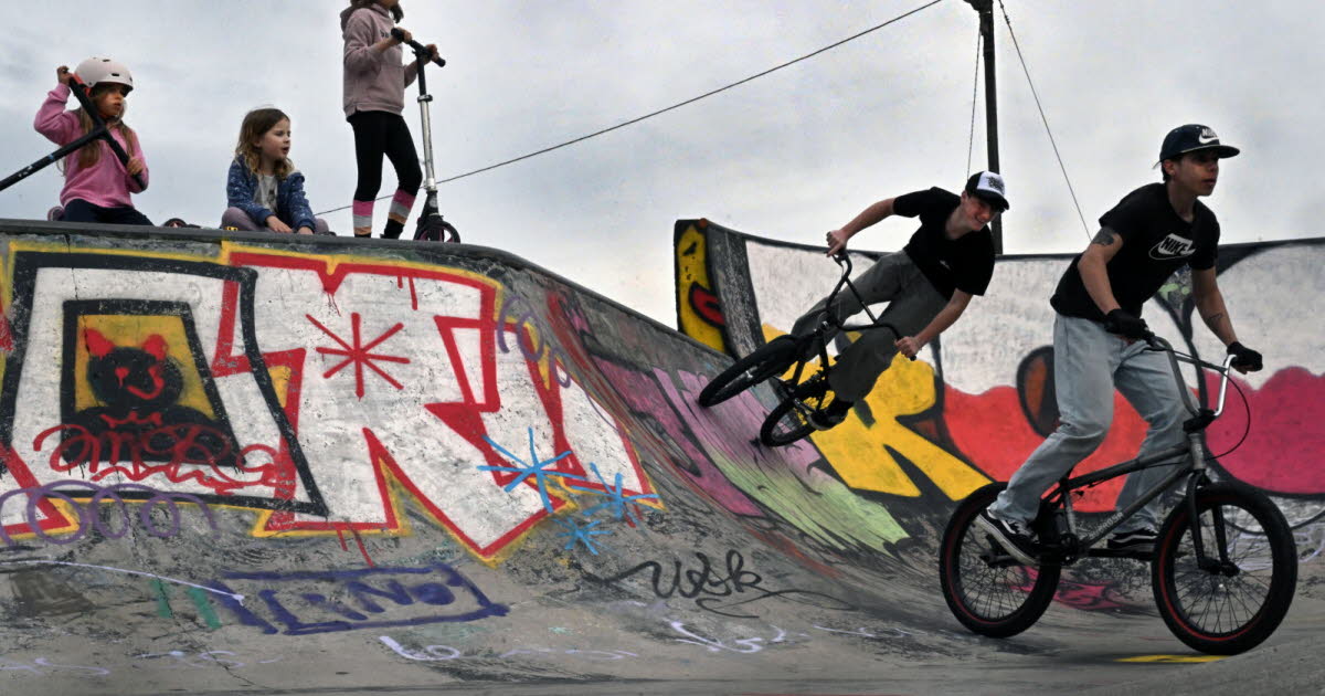 Freestyle în inima orașului: Atmosferă vibrantă la skateparkul din Bourg-en-Bresse Pe 13 februarie, skateparkul din Bourg-en-Bresse a fost scena unui adevărat spectacol acrobatic, adunând tineri pasionați de BMX, trotinete și skateboard
