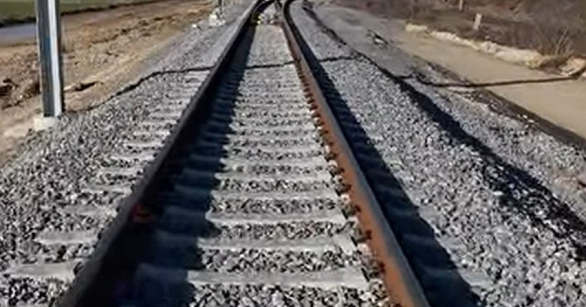 Încă 10 kilometri de cale ferată modernizată, dați în circulație între Timișoara și Lugoj Joi, rețeaua feroviară românească a cunoscut o nouă îmbunătățire, cu 10 kilometri de cale ferată simplă ce au fost oficial dați în exploatare
