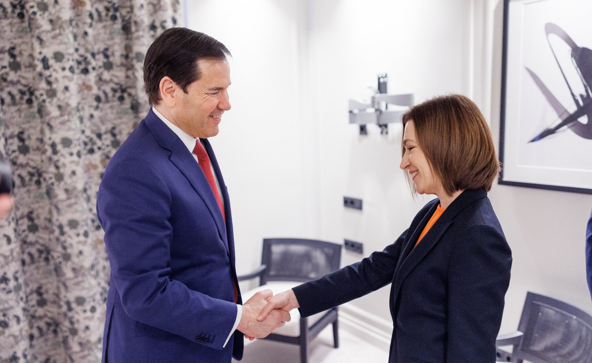 Întâlnire la vârful diplomatic între Maia Sandu și oficialii americani, un semnal important pentru politica regională Întâlnirea dintre președinta Republicii Moldova, Maia Sandu, și secretarul de stat american, Marco Rubio, a avut loc în contextul Conferinței de Securitate de la München, eveniment bilateral care arată intenția unor aliați externi de a monitoriza îndeaproape evoluțiile din zona de est a Europei și, în special, din spațiul moldovenesc