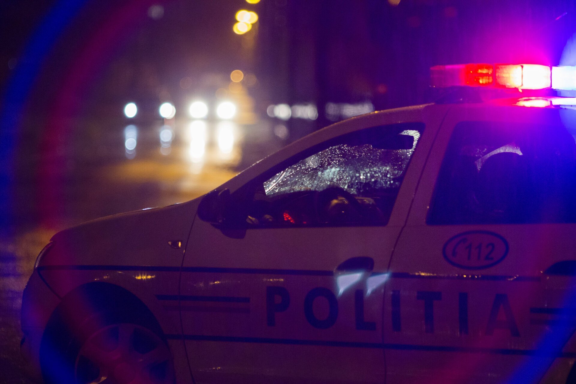 O fată de 16 ani a fost grav rănită după ce a călcat într-o baltă de pe bulevardul Iuliu Maniu, în Sectorul 6 al Capitalei, în urma ninsorii abundente și a viscolului care au afectat Bucureștiul în ultimele zile