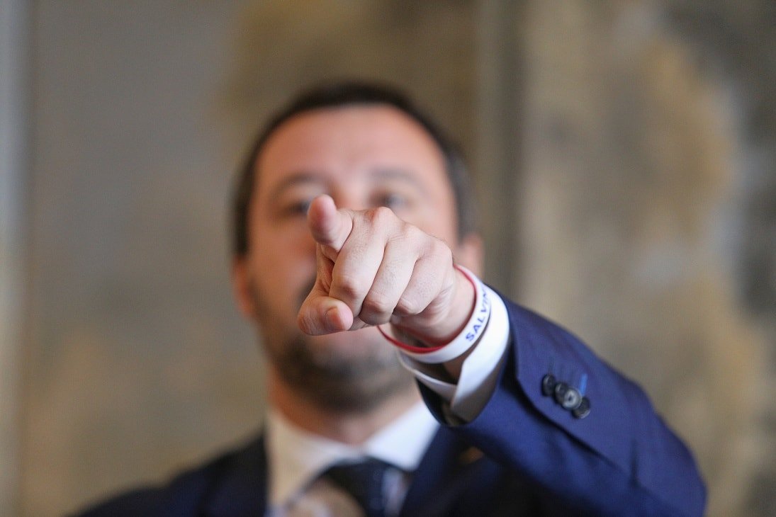 Arestări și perturbări majore pe rutele feroviare din Italia după un act de sabotaj în timpul Jocurilor Olimpice Dimineața zilei de sâmbătă a adus scene de caos pe rețeaua feroviară din Italia, după ce un act de sabotaj a afectat circulația trenurilor din centrul țării