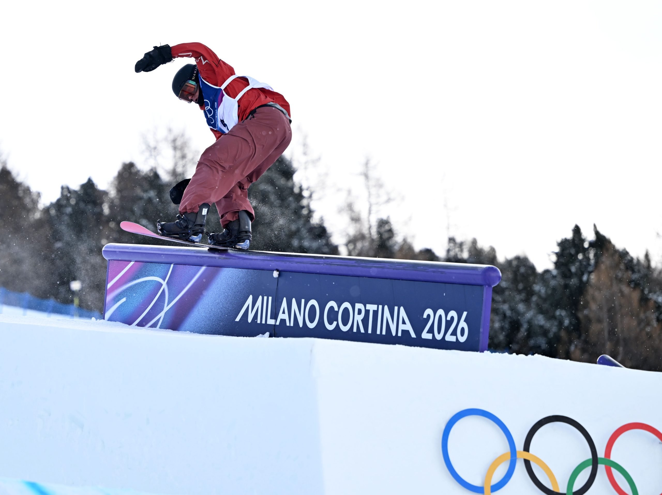 Mark McMorris: Întoarcerea spectaculoasă la competiție după accidentul din antrenament Mark McMorris, snowboarder canadian de renume, se pregătește să-și adauge o nouă pagină impresionantă în cariera sa, reușind să se califice în finala Slopestyle pentru al patrulea său medalie olimpică, la doar două săptămâni după ce a suferit o pierdere temporară a conștiinței în urma unui accident grav în timpul antrenamentelor