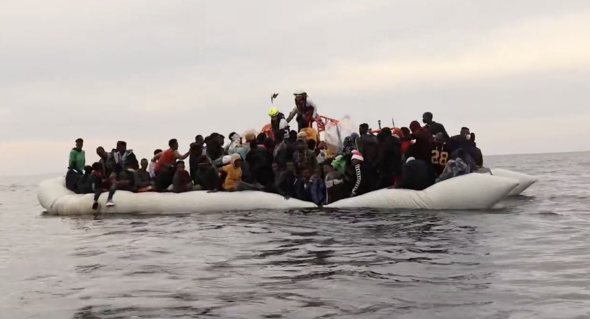 Tragedie în largul insulei Chios: 14 migranți găsiți morți după ciocnirea cu o navă de patrulare grecească O tragedie cutremurătoare a avut loc marți seară în Marea Egee, în apropierea insulei Chios, fiind cel mai recent incident în cadrul eforturilor diplomatice și de control împotriva migrației ilegale