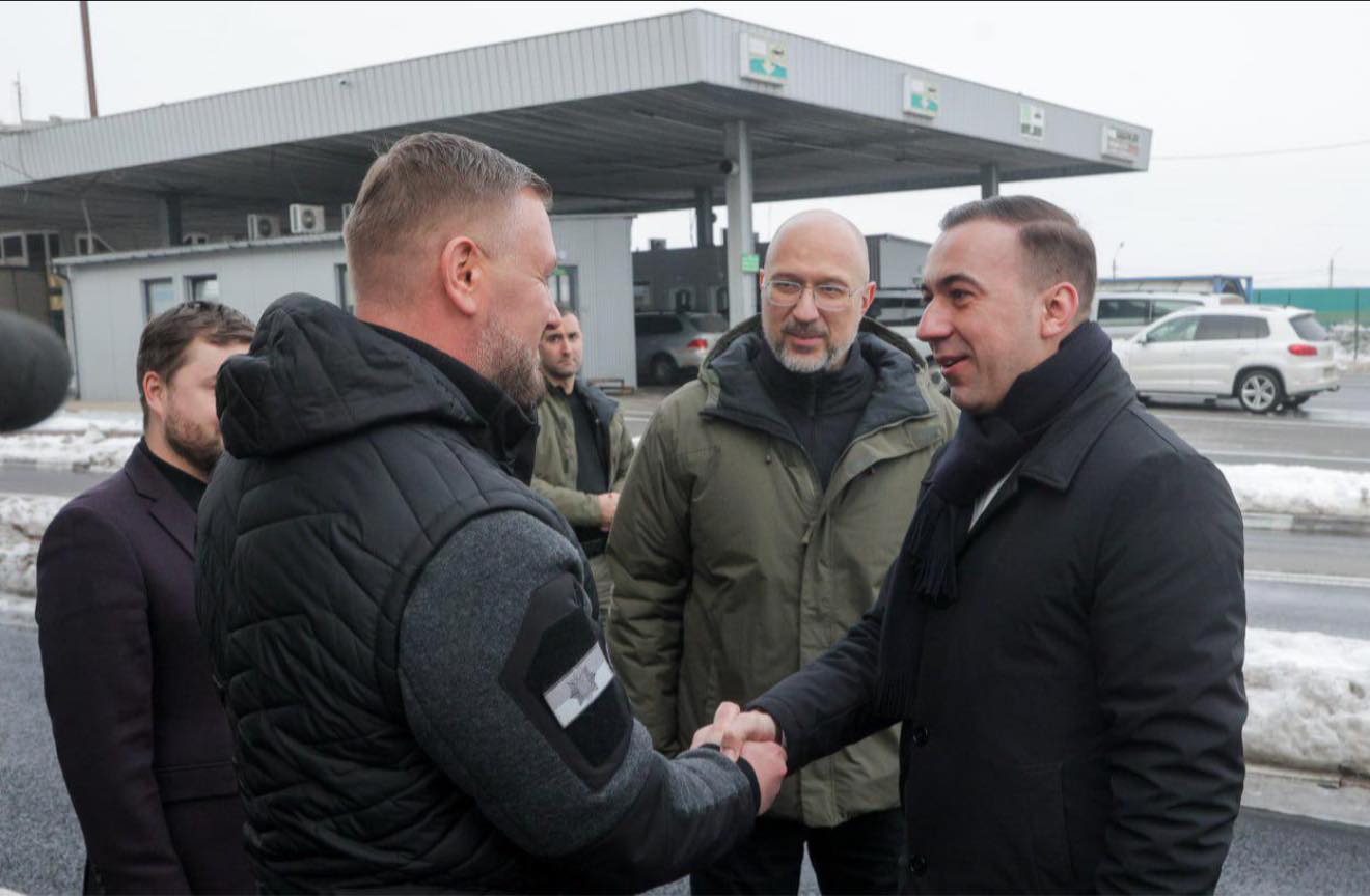 Ministrul Energiei, Bogdan Ivan, face vizită în apropierea frontierei cu Ucraina pentru consolidarea dialogului bilateral Într-un semnal clar al sprijinului și colaborării, ministrul Energiei, Bogdan Ivan, a efectuat sâmbătă o vizită pe teren la granița cu Ucraina, fiind prima astfel de deplasare în acest an în zona de frontieră