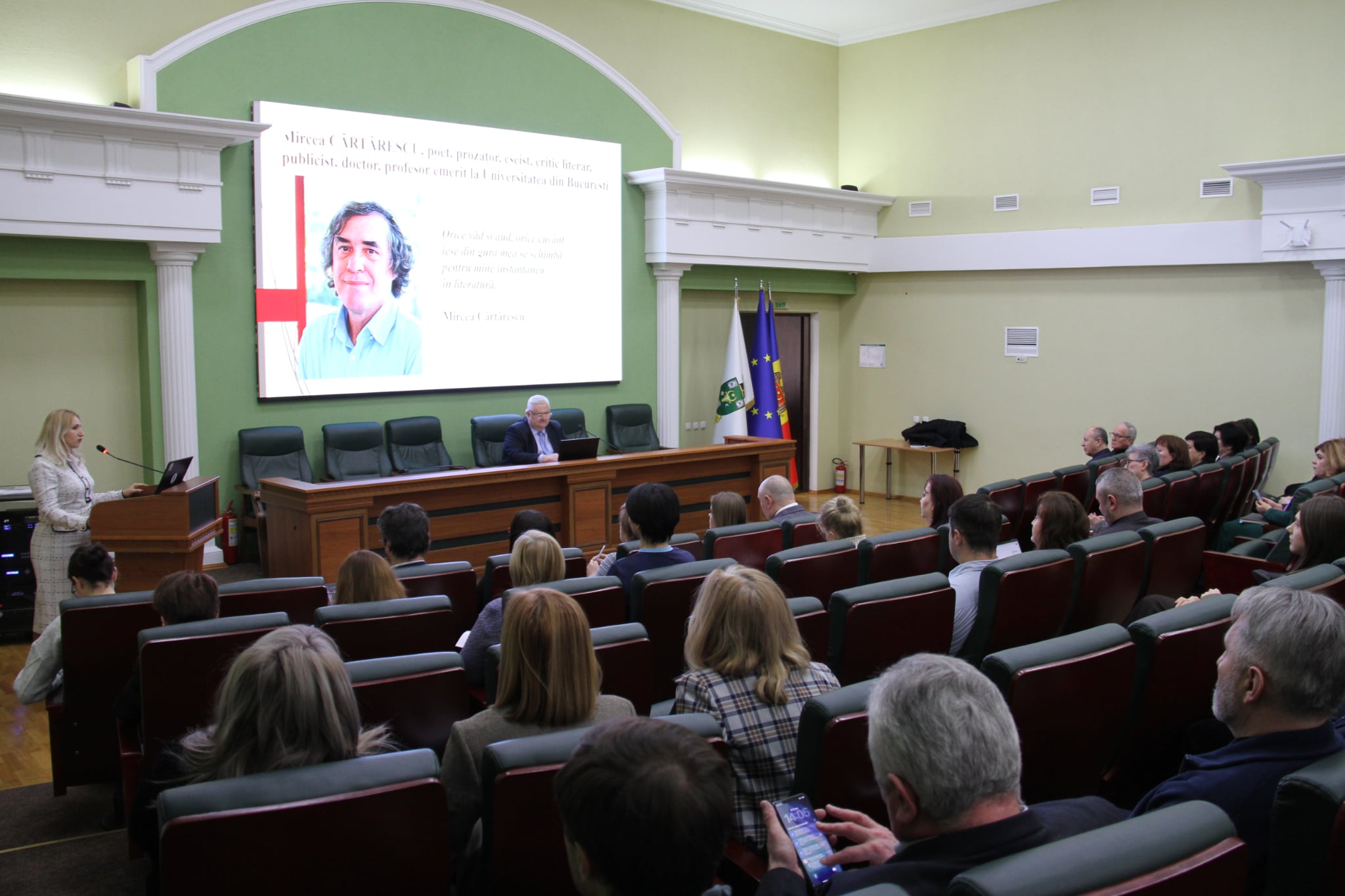 Mircea Cărtărescu primește titlul onorific de Doctor Honoris Causa la Chișinău, o recunoaștere a excelenței în literatură și cultură Celebrul scriitor și profesor universitar Mircea Cărtărescu a fost onorat recent la Chișinău cu titlul de Doctor Honoris Causa al Universității de Stat din Moldova (USM), o distincție ce confirmă impactul său cultural și intelectual atât la nivel național, cât și internațional