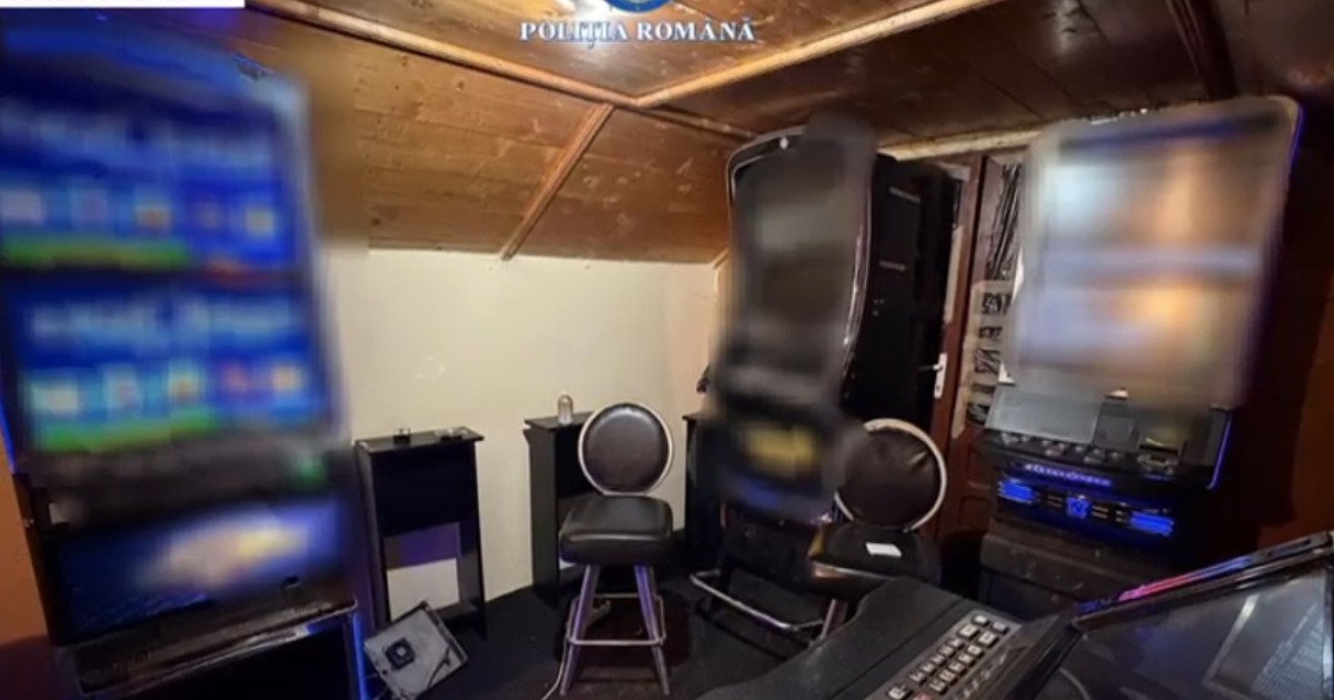 Bărbat din Mehedinți, cercetat pentru amenajarea unei săli de jocuri de noroc în locuință Un bărbat din județul Mehedinți se confruntă cu acuzații penale după ce a transformat o cameră din locuința sa într-o sală de jocuri de noroc