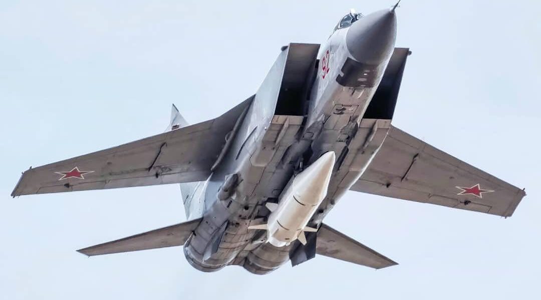 Modified-MiG-31K-fighter-jet-tail-number-92-red-with-a-Kinzhal-missile-suspended-from-its-pylons.201.jpeg - ReactMedia