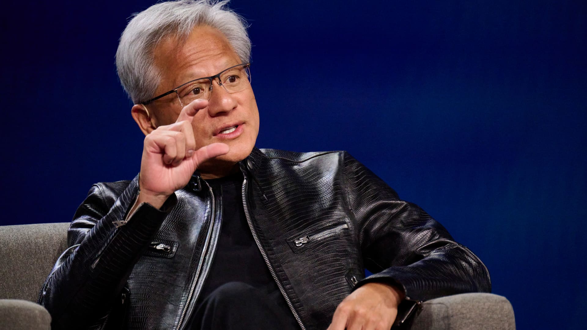 Nvidia și AMD: Dilemele gigantilor tehnologiei în era AI Nvidia s-a confruntat cu o scădere de peste 3% a acțiunilor sale, în contextul unor declarații recente ale CEO-ului Jensen Huang, care a abordat complexitatea relației companiei cu OpenAI