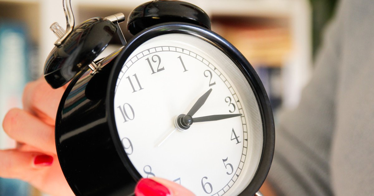 În noaptea de 28 spre 29 martie 2026, românii vor trece la ora de vară, ceea ce înseamnă că ceasurile vor fi date înainte cu o oră
