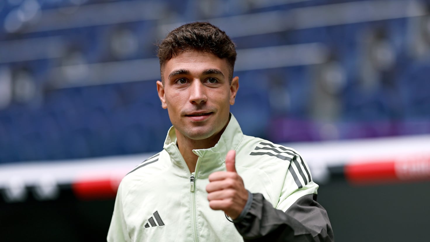 David Jiménez la debutul său în Liga: O noapte memorabilă la Mestalla David Jiménez, tânărul fundaș dreapta de 21 de ani al Real Madrid, va face astăzi pasul cel mare, având parte de prima sa titularizare în Liga Spaniei