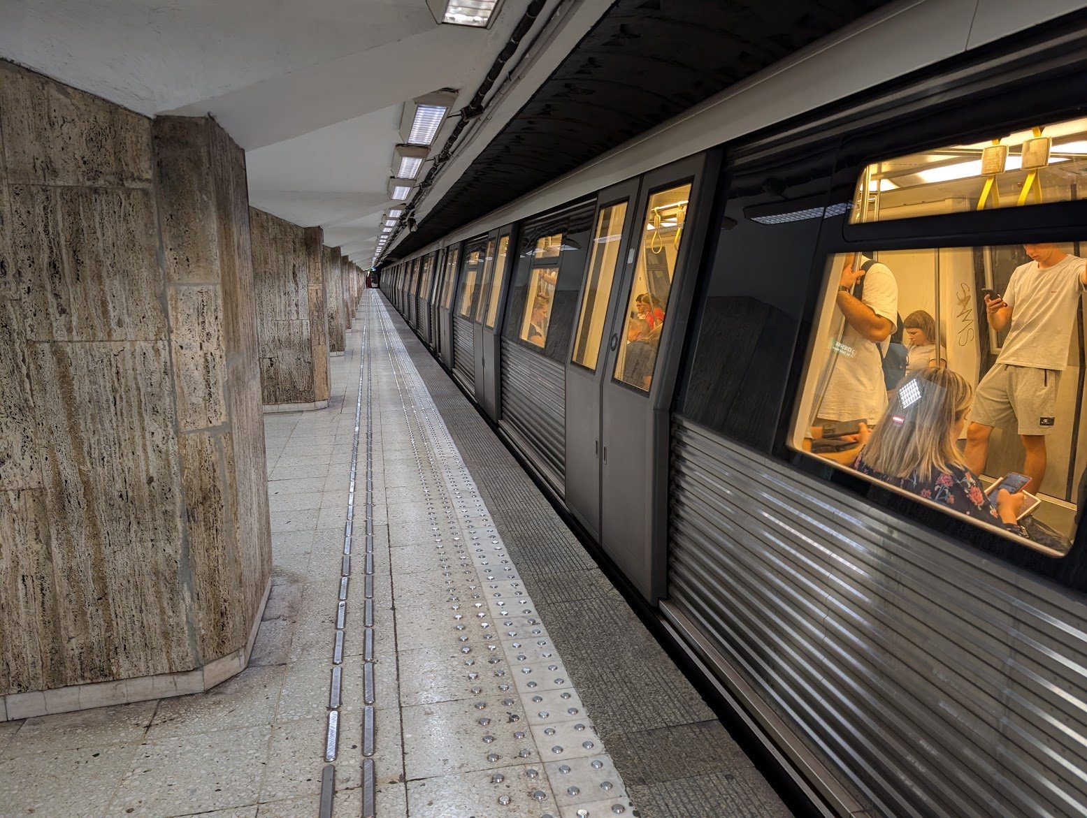 Curtea Constituțională a României stabilește că modificarea actelor normative pentru infrastructura Metrorex trebuie să se realizeze prin lege organică Decizie crucială pentru proiectele de infrastructură din capitală, Curtea Constituțională a României a decis miercuri că Ordonanța de Urgență a Guvernului, care viza completarea unor acte normative pentru autorizarea și intabularea construcțiilor aferente infrastructurii de transport gestionate de Metrorex, trebuie adoptată exclusiv prin lege organică