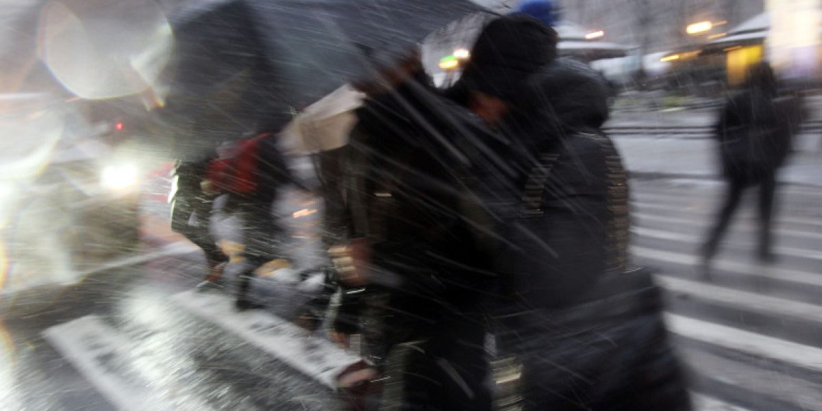 Ploile din țară se vor transforma în ninsoare în următoarele zile. Unde s-a depus deja zăpada