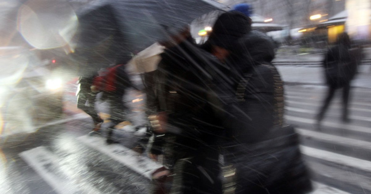 Ploile riscă să devină ninsoare: Zăpadă deja pe unele dealuri!