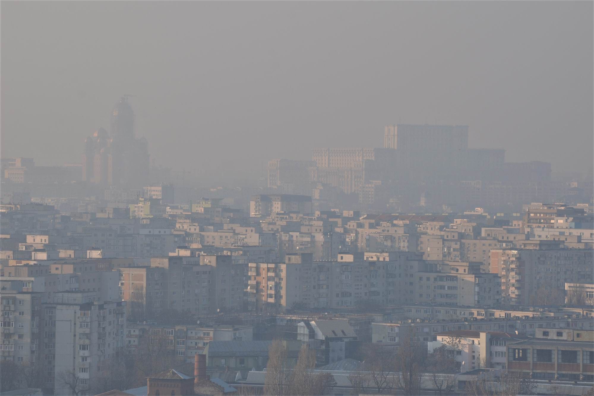 Calitatea aerului din București și Ilfov continuă să fie sub o presiune tot mai mare în 2025, fiind dominată de particulele fine PM 2.5 și PM 10