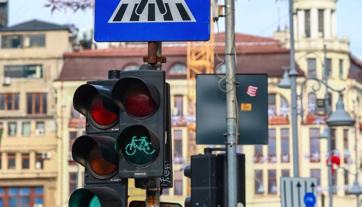 Primăria București anunță un proiect ambițios pentru modernizarea traficului din Capitală, prin implementarea unui sistem de semaforizare inteligentă în 580 de intersecții