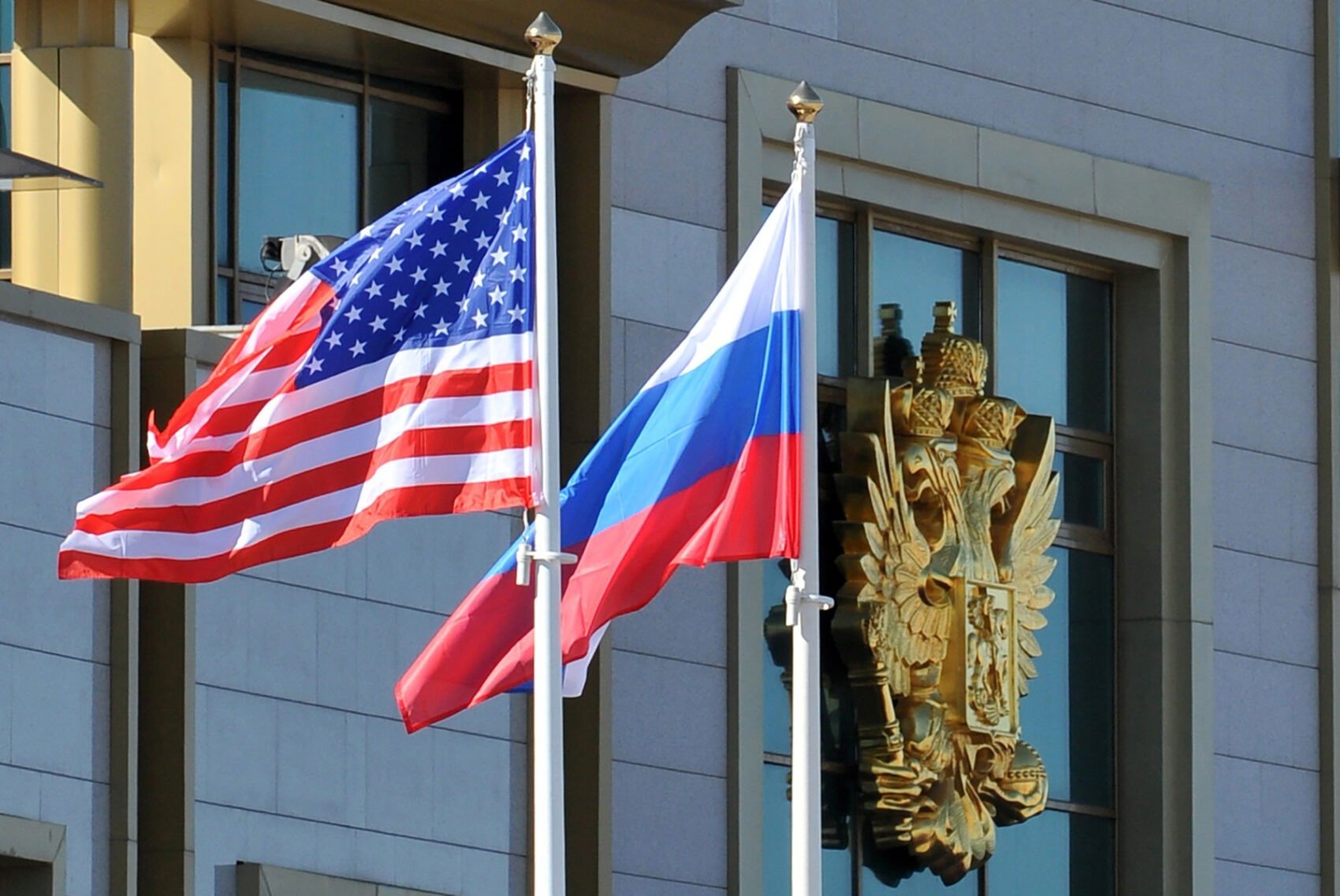 Reînnoirea dialogului militar între SUA și Rusia, un pas esențial în contextul tensiunilor globale SUA și Rusia au decis să reia comunicarea la cel mai înalt nivel militar, o veste deosebit de importantă într-un moment în care tensiunile dintre cele două puteri nu au fost niciodată atât de mari