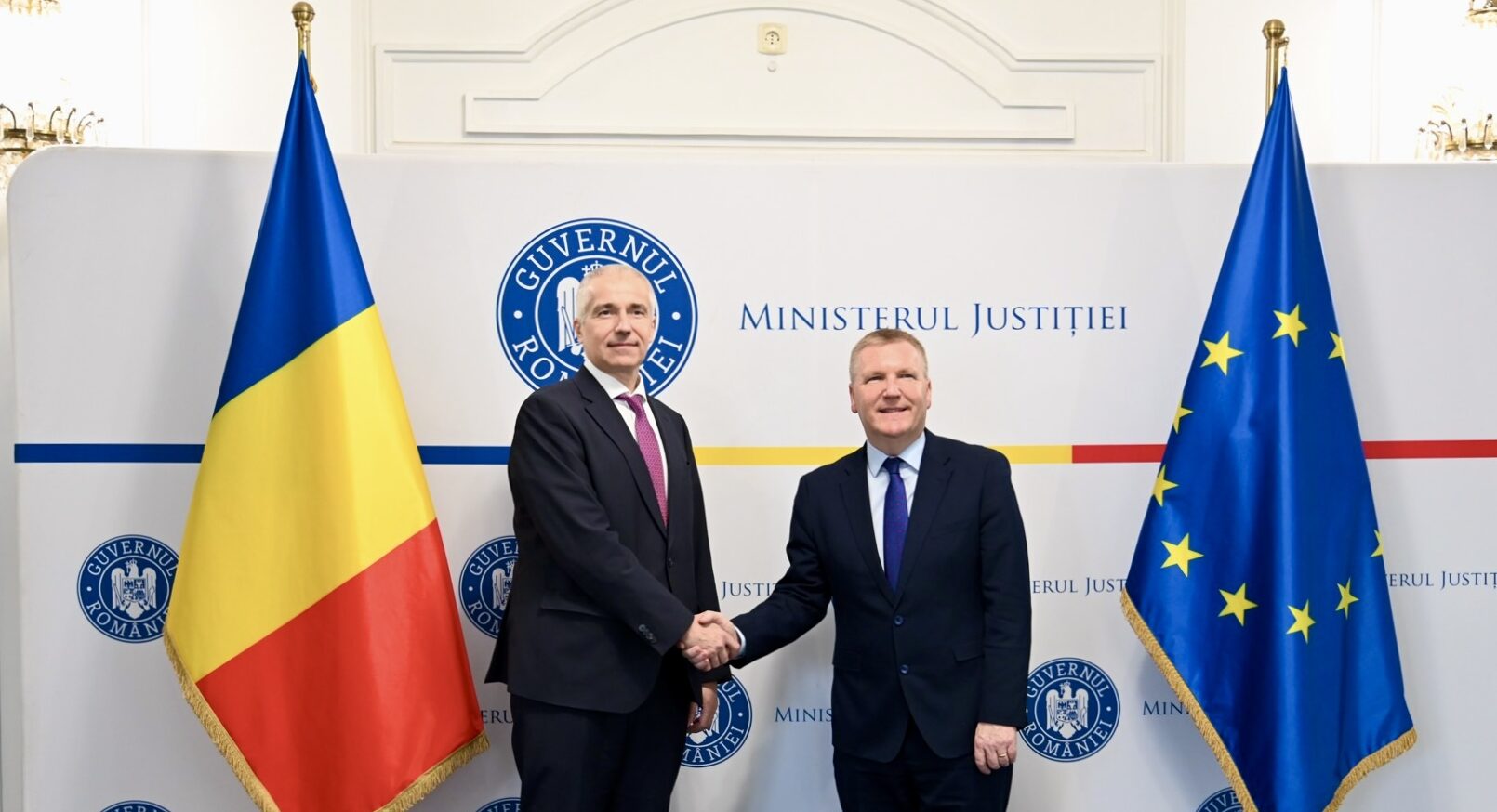 Comisarul european pentru Democrație, Justiție și Stat de Drept, Michael McGrath, în vizită oficială la București O vizită strategică pentru consolidarea relațiilor dintre Uniunea Europeană și România a avut loc joi, când comisarul european pentru democrație, justiție, stat de drept și protecția consumatorilor, Michael McGrath, s-a aflat pentru prima dată oficial în capitala României