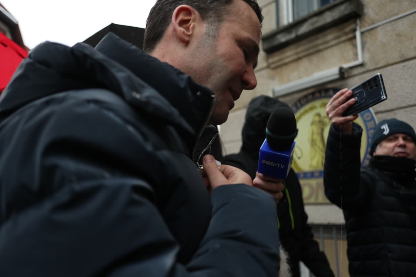 Primarul Sectorului 3, Robert Negoiță, pus sub control judiciar pentru un presupus dosar de corupție și abuz în serviciu Primarul Sectorului 3, Robert Negoiță, a fost plasat oficial sub control judiciar, după o serie de audieri și percheziții efectuate de procurori într-un dosar ce vizează suspiciuni de corupție și abuz în serviciu