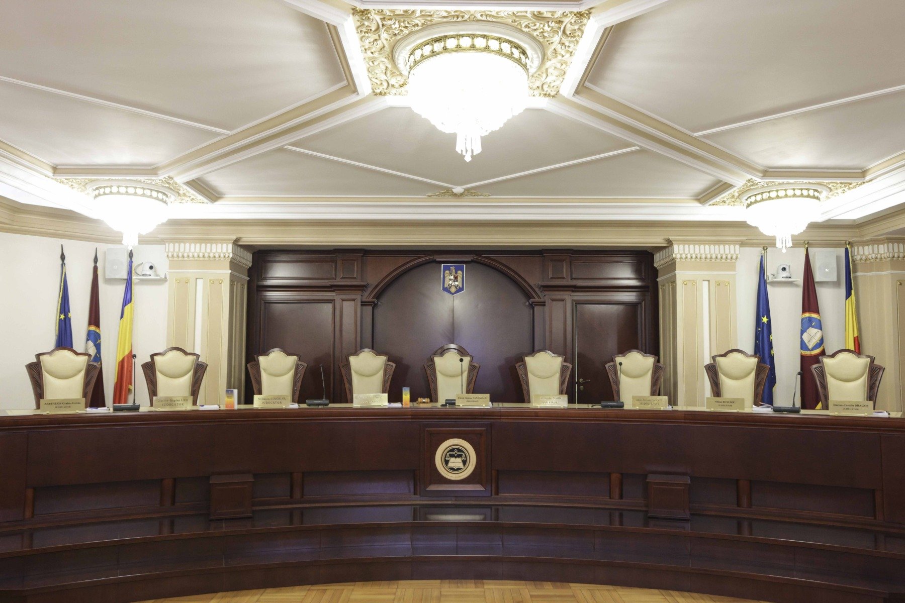 Nicușor Dan, critic recent față de deciziile neașteptate ale Curții Constituționale a României privind amânarea deciziei asupra pensiilor speciale pentru magistrați Prezent la reuniunea informală a Consiliului European, desfășurată la Castelul Alden Biesen din Belgia, primarul general al Bucureștiului, Nicușor Dan, și-a exprimat, public, nemulțumirea față de modul în care Curtea Constituțională a României gestionează procesul decizional referitor la pensiile speciale pentru magistrați