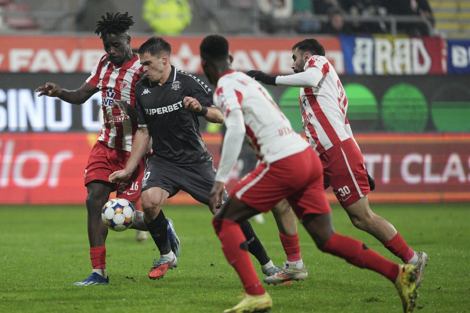 UTA își continuă visul european după victorie tensionată la Mioveni UTA Arad a obținut o victorie importantă în Superligă, învingând cu 1-0 FC Argeș pe terenul acestora, asigurându-și astfel o poziție în lupta pentru play-off