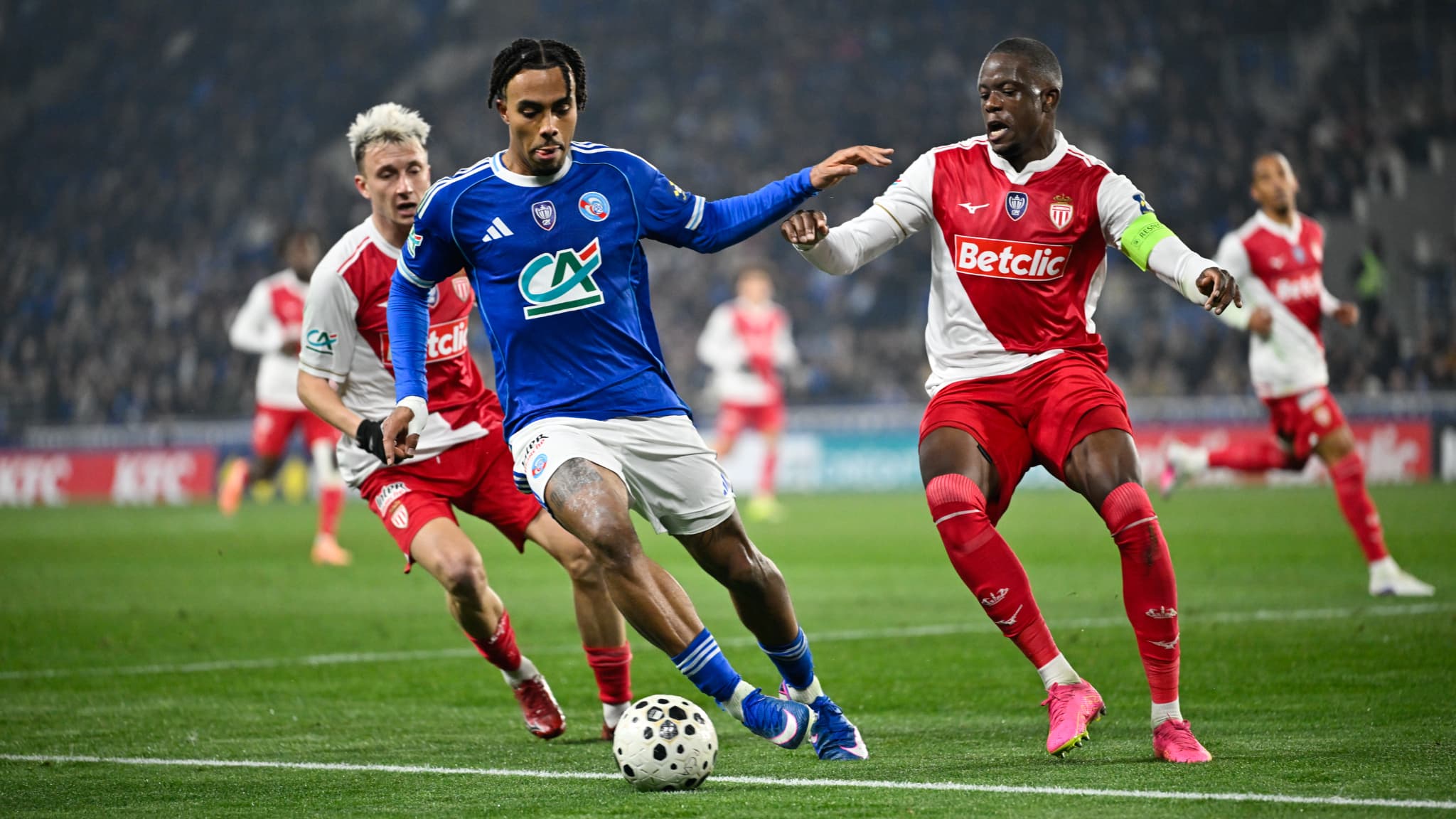 Strasbourg surprinde Monaco în Cupa Franței Strasbourg a reușit o victorie impresionantă împotriva echipei AS Monaco, încheind partida cu 3-1 și asigurându-și astfel calificarea în sferturile de finală ale Cupei Franței