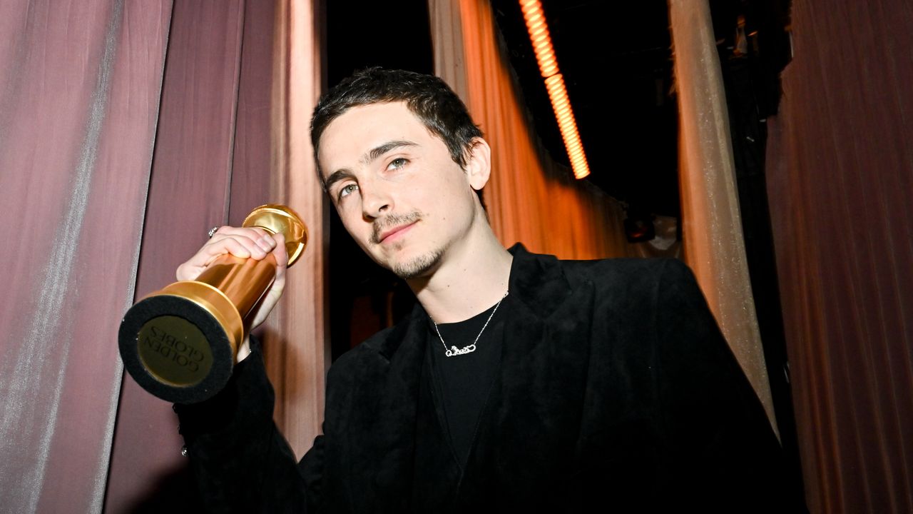 Timothée Chalamet pe cale de a deveni EGOT: O realitate în devenire? Timothée Chalamet, starul ascendent al Hollywood-ului, a câștigat recent un Golden Globe pentru performanța sa din filmul „Marty Supreme”, regizat de Josh Safdie