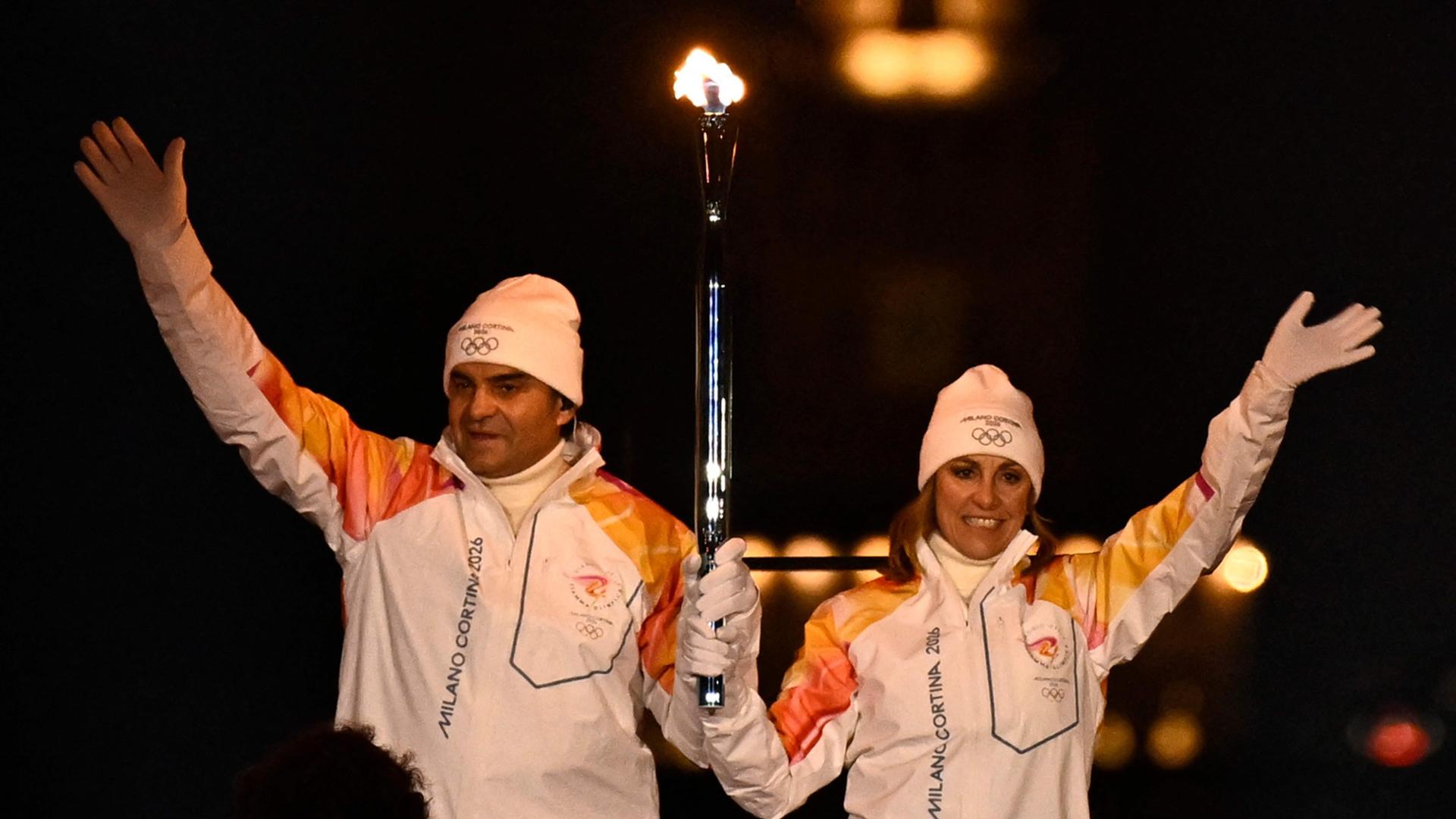 Ceremonia de deschidere a Jocurilor Olimpice de Iarnă: O ștafetă a tradiției și a emoției Ceremonia de deschidere a primelor Jocuri Olimpice de Iarnă „difuzate” din istorie, ce se desfășoară la Milano și Cortina, a fost marcată de o atmosferă electrizantă, cu stele ale sportului italian, precum Alberto Tomba și Deborah Compagnoni, și actuala eroină Sofia Goggia, purtând flacăra olimpică în fața a mii de spectatori