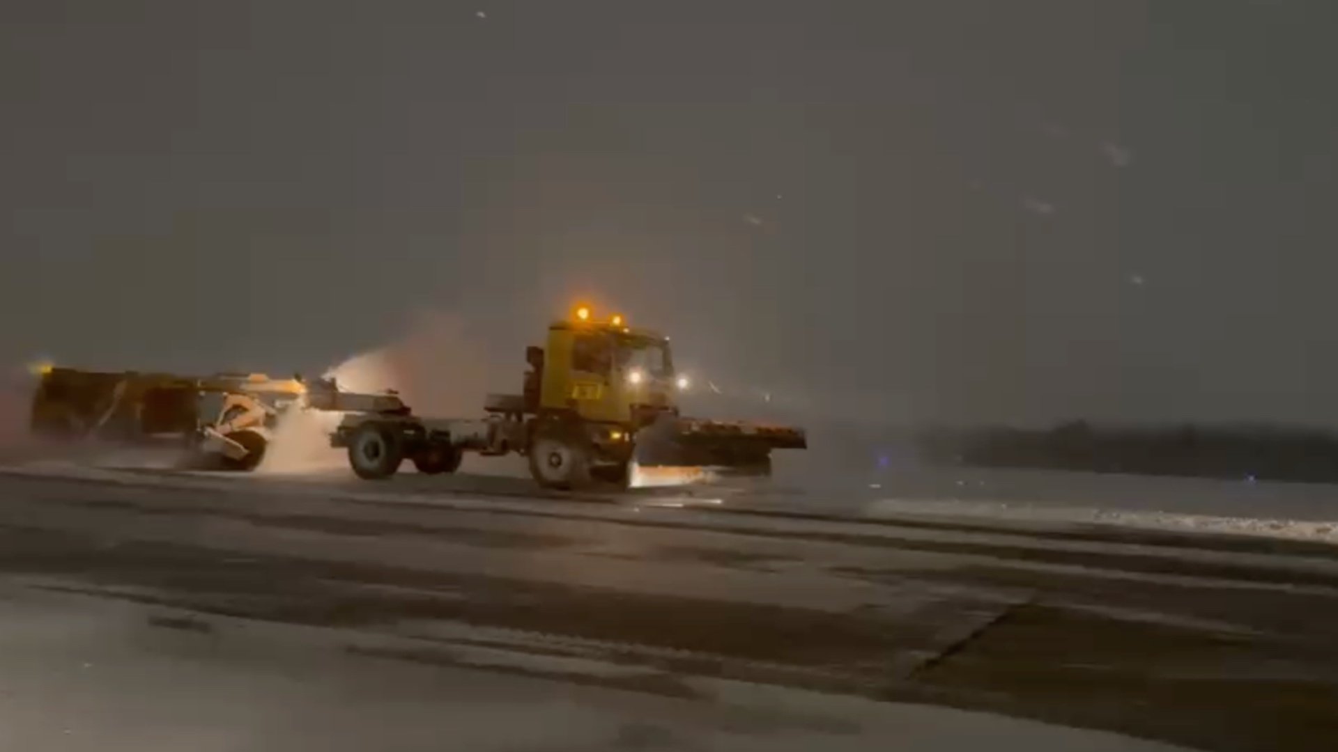 Traficul aerian de pe cele două aeroporturi din Capitală, Henri Coandă și Băneasa, se desfășoară în condiții de iarnă, însă, din fericire, nu există zboruri anulate în acest moment