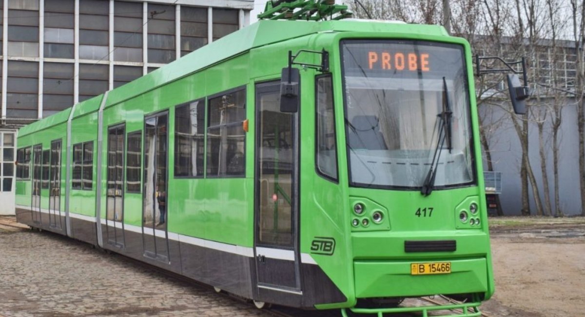 Un tramvai modernizat și reproiectat pentru a răspunde noilor exigente ale transportului public din București a fost pus recent la probe în atelierele URAC, din cadrul Uzinei de Reparații – Atelierele Centrale (URAC)
