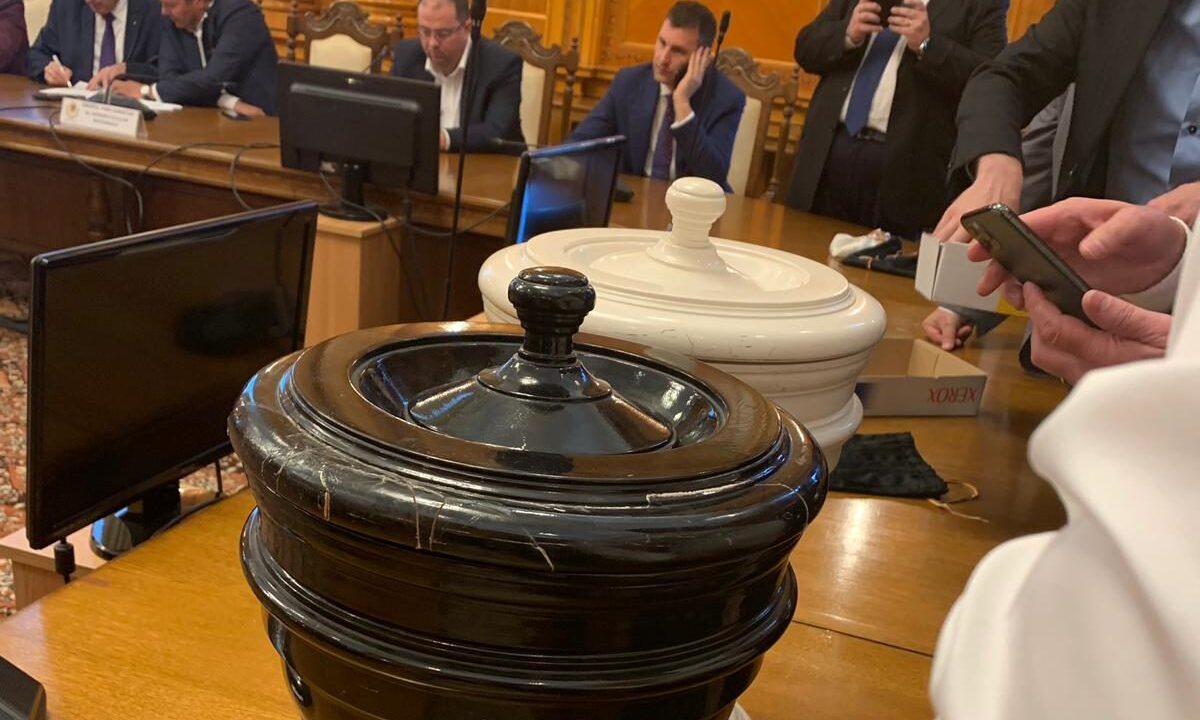 Divizare majoră în sânul partidelor extremiste: 31 de deputați părăsesc formațiunile pentru grupuri separate în Parlament O mutare surprinzătoare și cu implicații strategice semnificative a zguduit scena politică românească