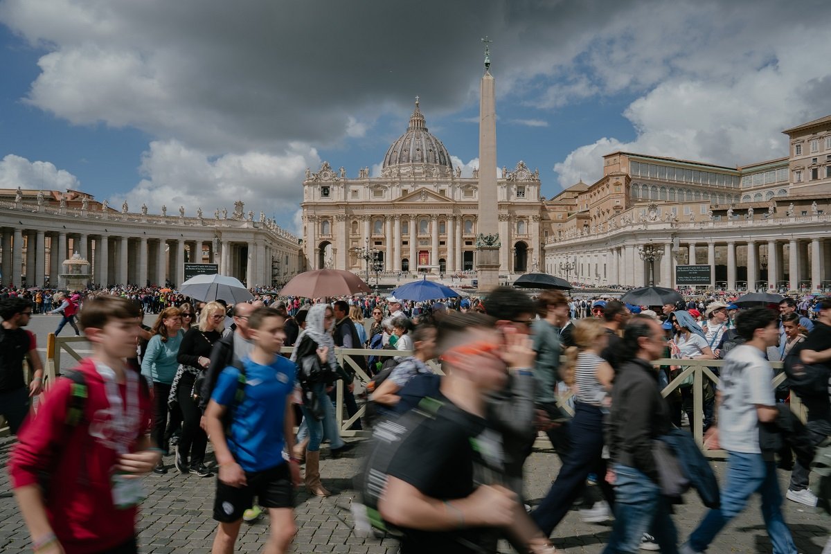 Vaticanul introduce traduceri live asistate de inteligență artificială pentru liturghii în 60 de limbi, facilitând accesul credincioșilor din întreaga lume la slujbele din Bazilica Sfântul Petru