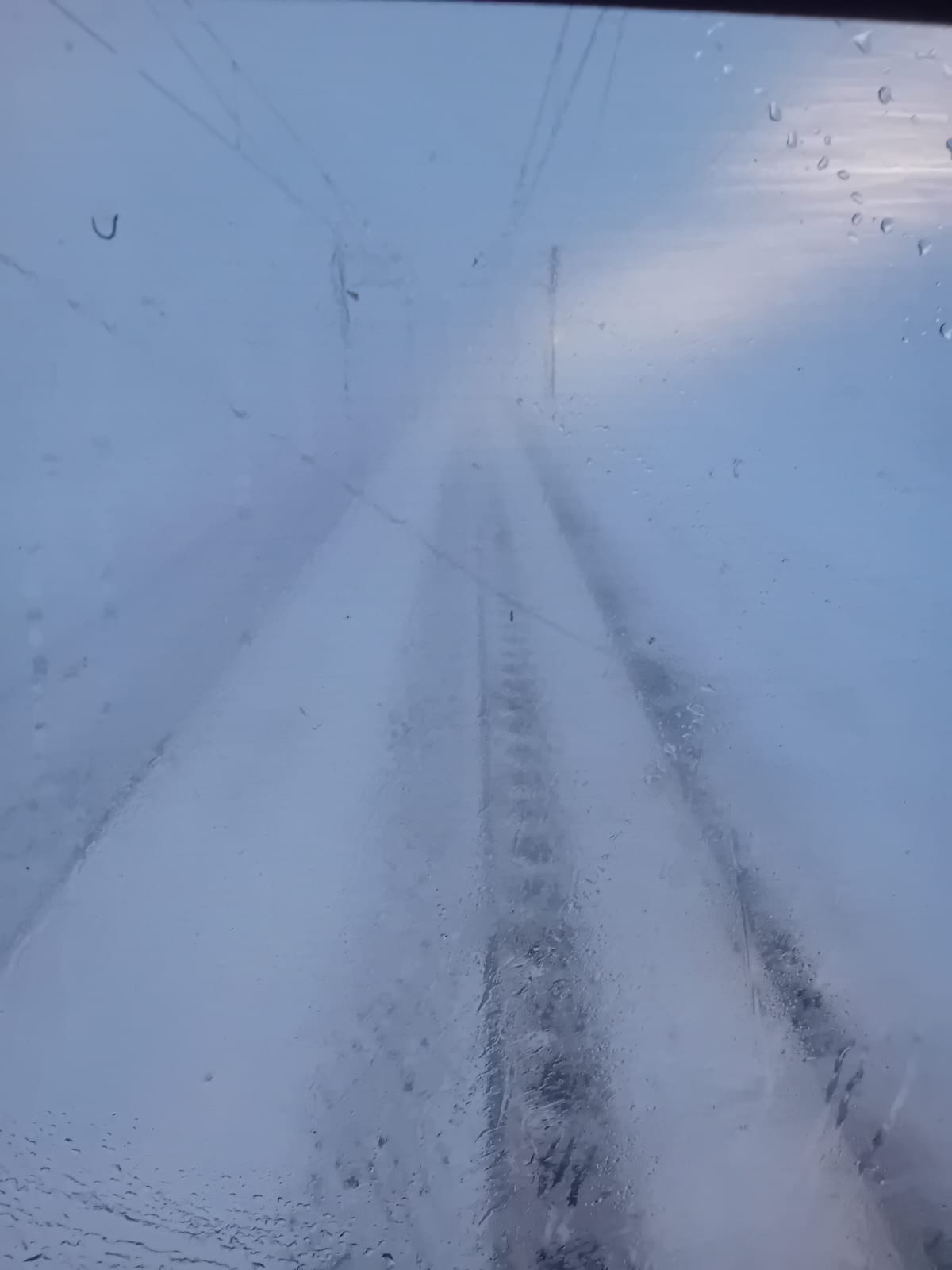 Restricții severe în circulația feroviară din cauza vremii nefavorabile Circulația pe mai multe rute feroviare din România este sever afectată astăzi, 18 februarie 2026, din cauza condițiilor meteo extreme