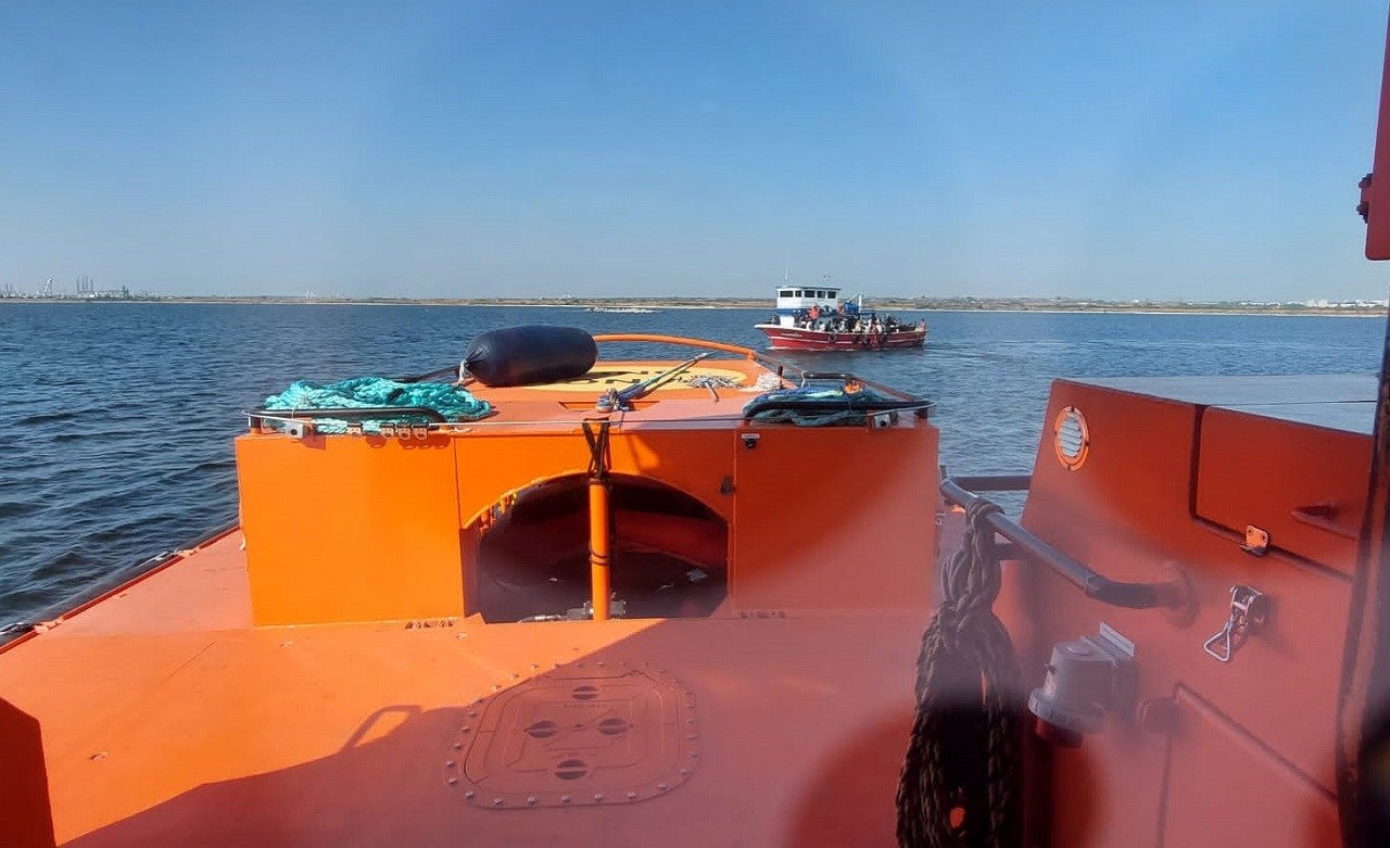 Autoritățile elene au deschis miercuri o anchetă oficială în urma unui incident tragic în largul insulei Chios, unde o coliziune între o navă de patrulare a pazei de coastă și o barcă rapidă încărcată cu migranți s-a soldat cu pierderi de vieți omenești