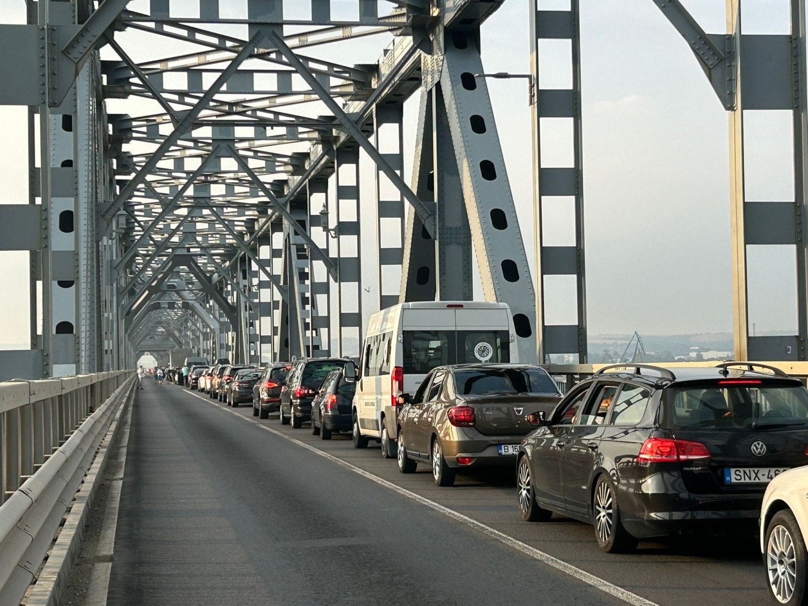 Autoritățile române anunță măsuri pentru gestionarea traficului de pe podul peste Dunăre de la Giurgiu, în contextul creșterii numărului de călători care tranzitează granița odată cu startul vacanței de schi a elevilor