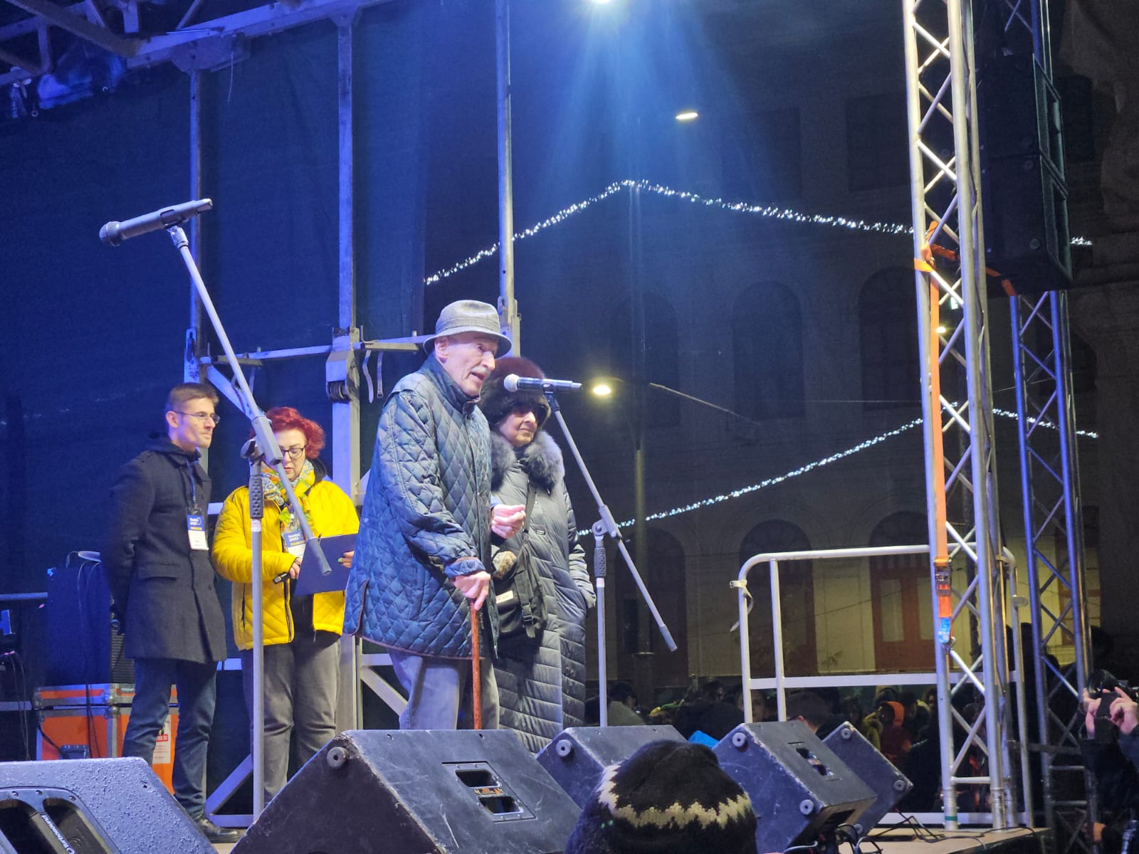 Percheziții în dosar de amenințare cu moartea a unui actor cunoscut, după implicarea politică în campania electorală Joi, autoritățile din România au efectuat două percheziții domiciliare în Capitală și în județul Ilfov, în cadrul unei anchete ce vizează cazul unui incident grav de amenințare cu moartea asupra celebrului actor Victor Rebengiuc