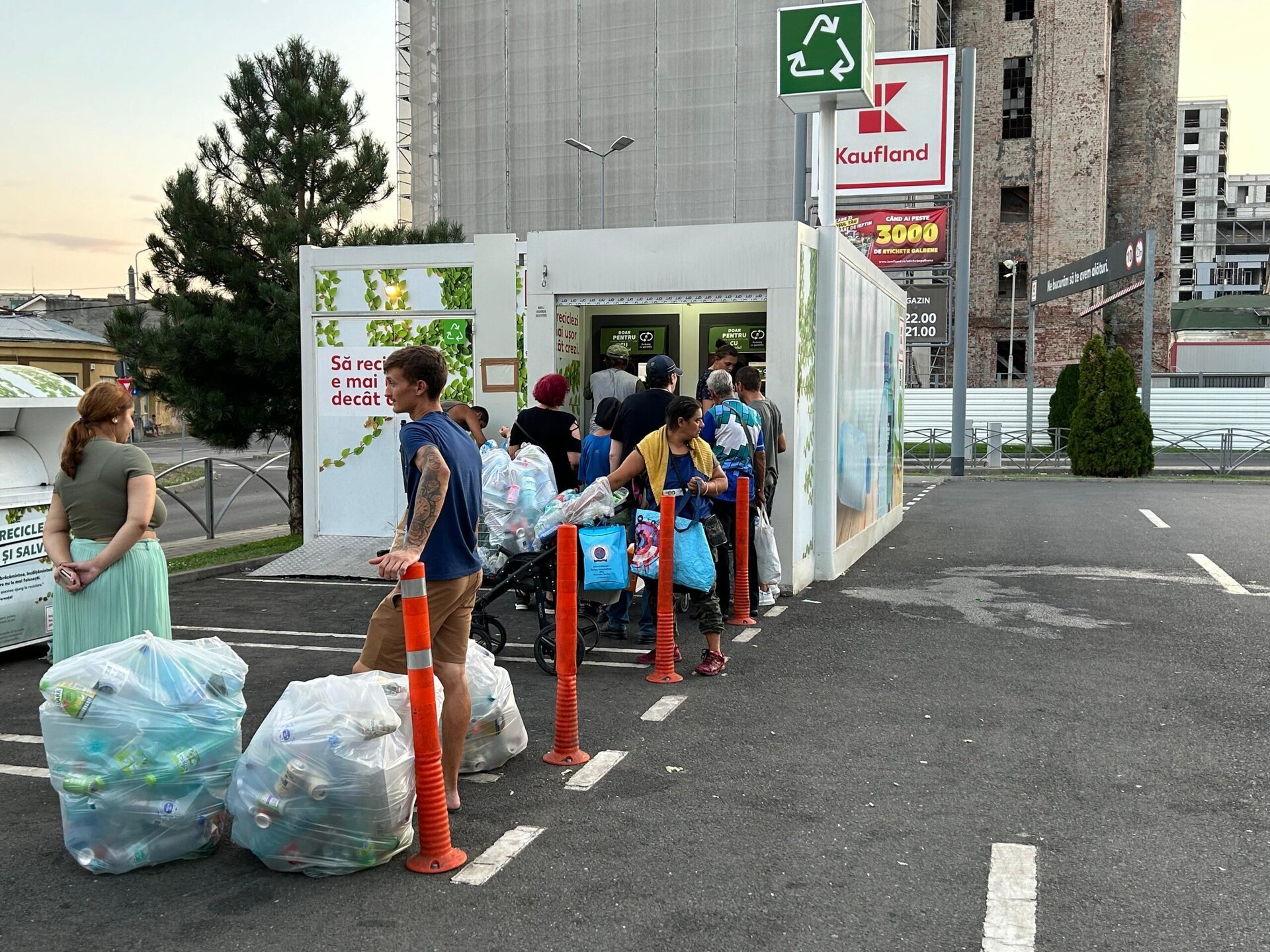 Bucureștenii și ilfovenii au recuperat, în 2025, peste 94 de milioane de euro din sistemul de Garanție-Returnare (SGR), un sistem innovator menit să stimuleze reciclarea ambalajelor