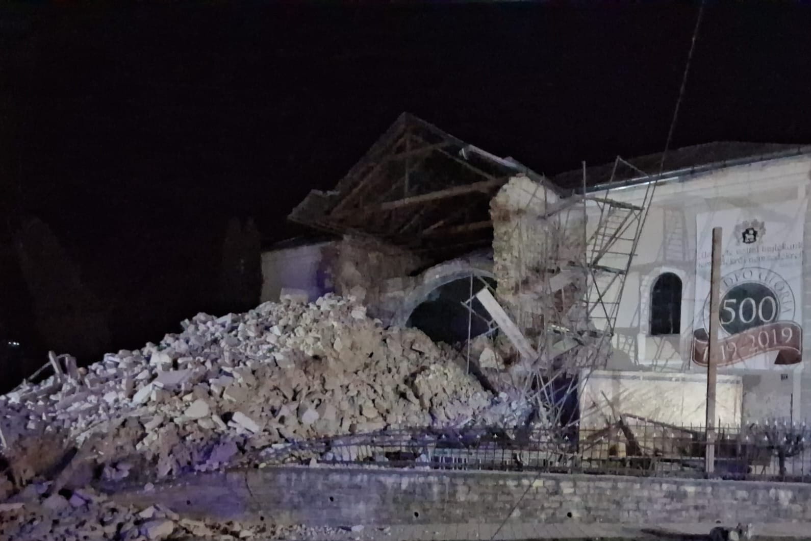 O veste șocantă a zguduit marți seara orașul Cehu Silvaniei din județul Zalău, după ce turla unei biserici istorice s-a prăbușit brusc, punând în pericol nu doar patrimoniul local, ci și viețile celor din apropiere