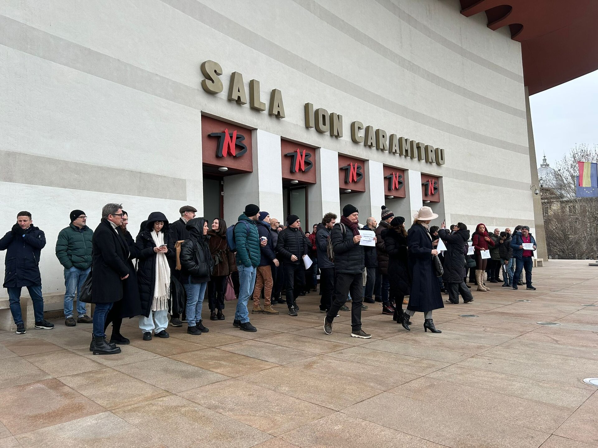 Actorii Teatrului Național din București au ieșit marți în stradă pentru a protesta împotriva unei circuare controversate emise de Ministerul Culturii, considerată de către ei o ingerință inutilă în domeniul culturii și o încercare de a impune reguli birocratice în detrimentul creației