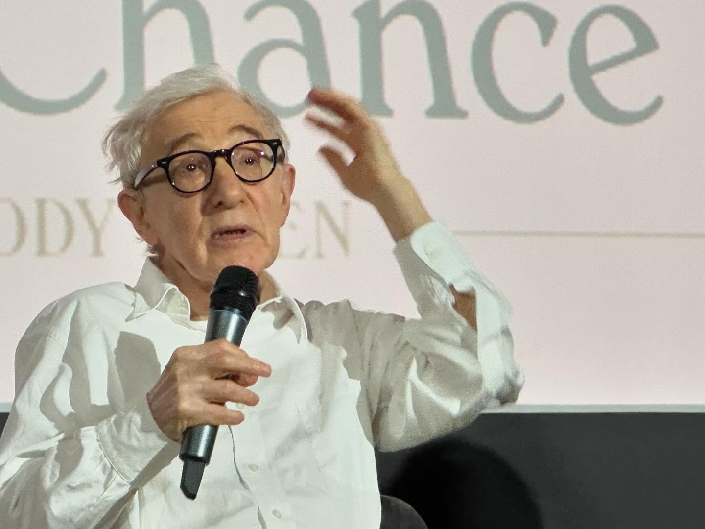 Woody Allen, renumitul regizor și actor american, a fost implicat într-un incident mai puțin cunoscut care răstoarnă parțial imaginea publică a celebrului artist