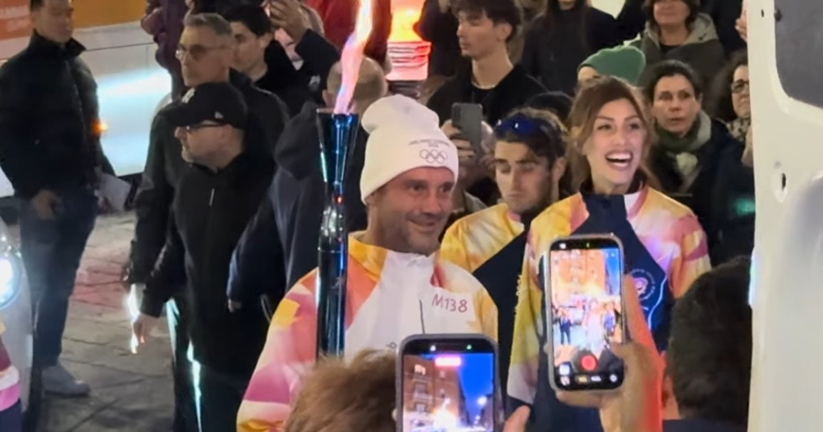 Cristi Chivu, purtător de torță olimpică în Milano Flacăra olimpică a ajuns ieri la Milano, iar românul Cristi Chivu, antrenor al echipei de fotbal Inter Milano, a fost unul dintre cei care au purtat cu mândrie torța, marcând astfel un moment simbolic în pregătirea pentru Jocurile Olimpice de Iarnă din 2026