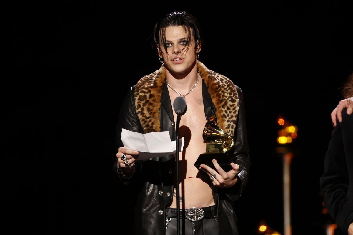 Yungblud triumfă la Grammy: un omagiu emoționant adus lui Ozzy Osbourne Yungblud a câștigat premiul pentru „Cea mai bună interpretare rock” la Gala Grammy din 2026, recunoscându-se astfel contribuția sa artistică în muzica rock