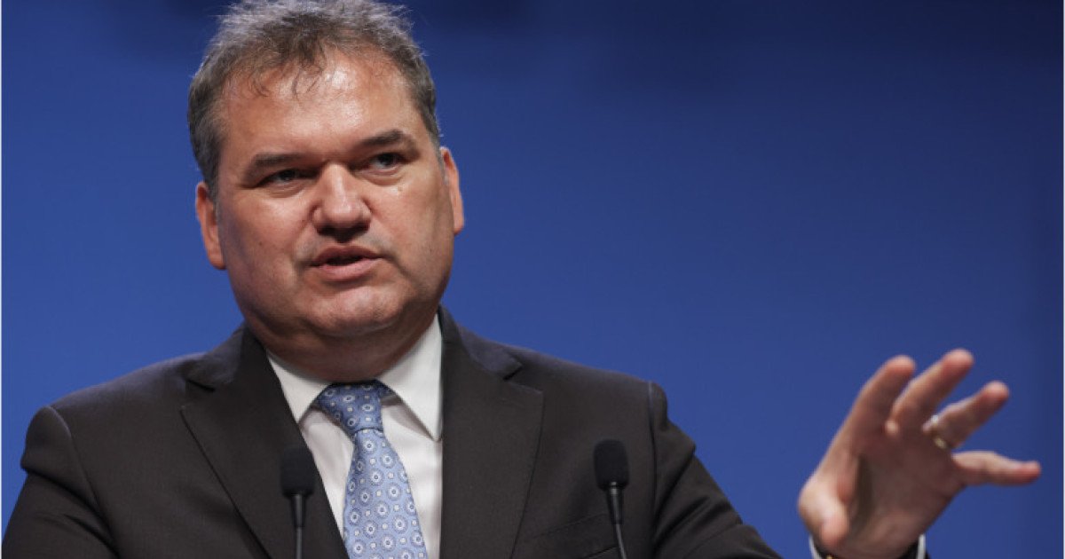 Guvernul reduce aparatul bugetar cu peste 6.000 de posturi Guvernul a adoptat marți un pachet de măsuri pentru ajustarea administrației publice, pe care Ministerul Dezvoltării l-a elaborat, care prevede desființarea a 6.409 posturi în structurile bugetare, atât la nivel central, cât și local