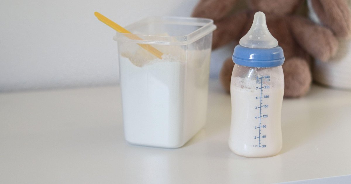 Alerta alimentară: Lapte praf pentru sugari retras din magazine din cauza unei toxine Autoritățile române au inițiat o acțiune de urgență prin retragerea de pe piață mai multor tipuri de lapte praf pentru sugari, după ce au fost semnalate riscuri semnificative de contaminare cu o toxină produsă de bacteria Bacillus cereus