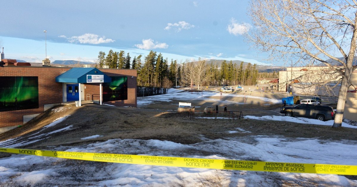 Masacrul din Tumbler Ridge: o femeie transgender de 18 ani, suspect în atacul armat Într-un tragic incident care a zguduit comunitatea din Tumbler Ridge, Canada, o femeie transgender în vârstă de 18 ani a fost identificată ca fiind suspectul principal al atacului armat soldat cu nouă morți, inclusiv propria mamă și frate